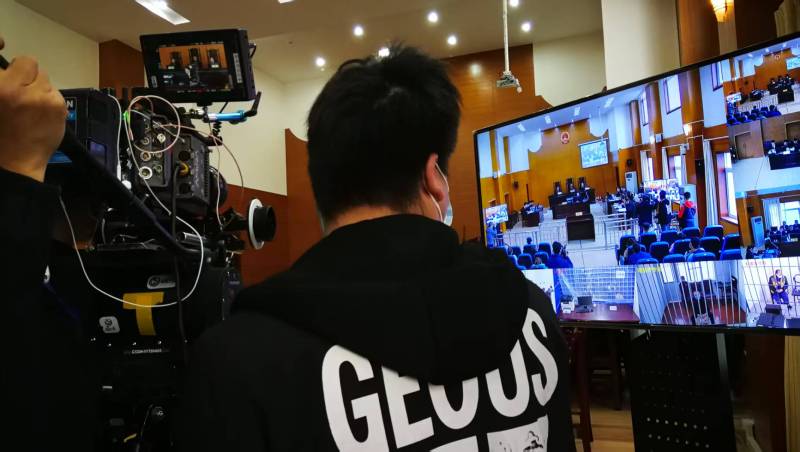 AI生成VS人工创意——伊宁市广告片拍摄公司的技术浪漫主义实践